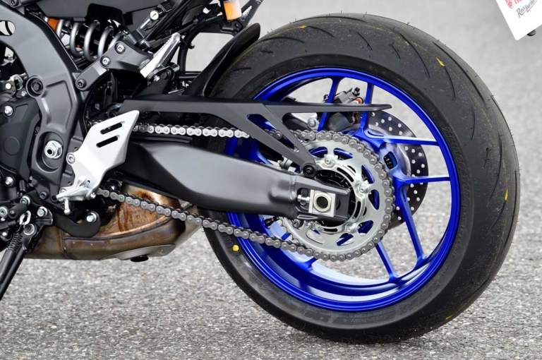 ヤマハMT-09|スイングアーム|専用装備で戦闘力増! 新型ヤマハXSR900ディテール詳報〈エンジン&車体編〉