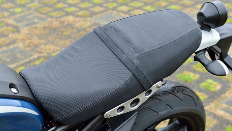 '20ヤマハXSR900|シート|専用装備で戦闘力増! 新型ヤマハXSR900ディテール詳報〈エンジン&車体編〉