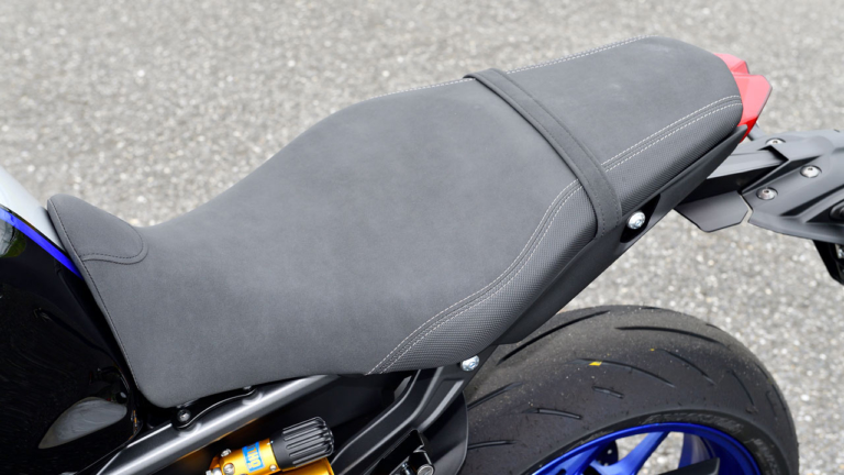 '21ヤマハMT-09SP|シート|専用装備で戦闘力増! 新型ヤマハXSR900ディテール詳報〈エンジン&車体編〉