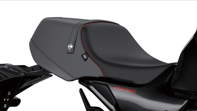 2022 ヤマハ XSR900|シート|専用装備で戦闘力増! 新型ヤマハXSR900ディテール詳報〈エンジン&車体編〉