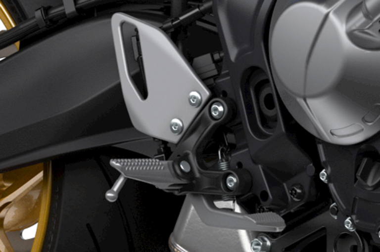 2022 ヤマハ XSR900|ステップ|専用装備で戦闘力増! 新型ヤマハXSR900ディテール詳報〈エンジン&車体編〉