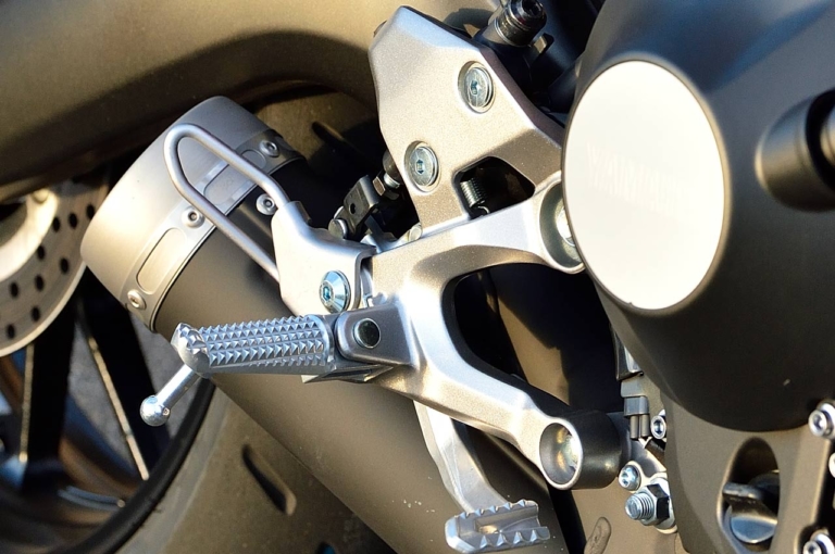 '20ヤマハXSR900|ステップ&ペダル|専用装備で戦闘力増! 新型ヤマハXSR900ディテール詳報〈エンジン&車体編〉