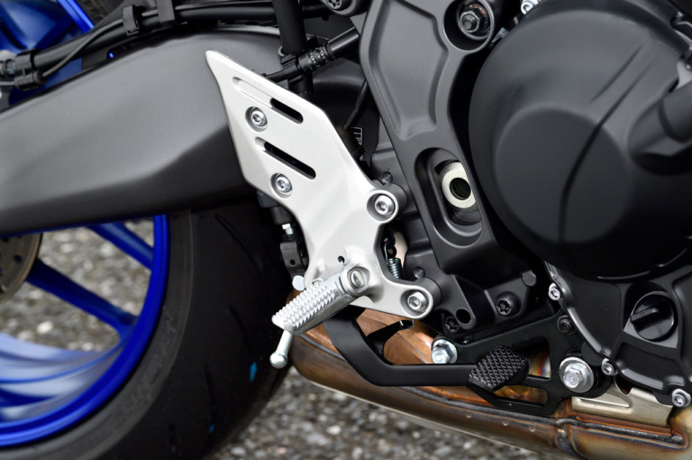 '21T-09|ステップ&ペダル|専用装備で戦闘力増! 新型ヤマハXSR900ディテール詳報〈エンジン&車体編〉