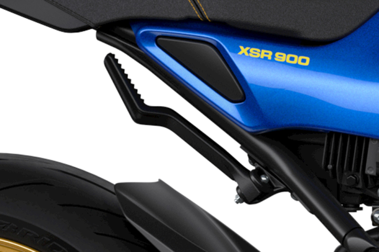 2022 ヤマハ XSR900|タンデムステップ|専用装備で戦闘力増! 新型ヤマハXSR900ディテール詳報〈エンジン&車体編〉