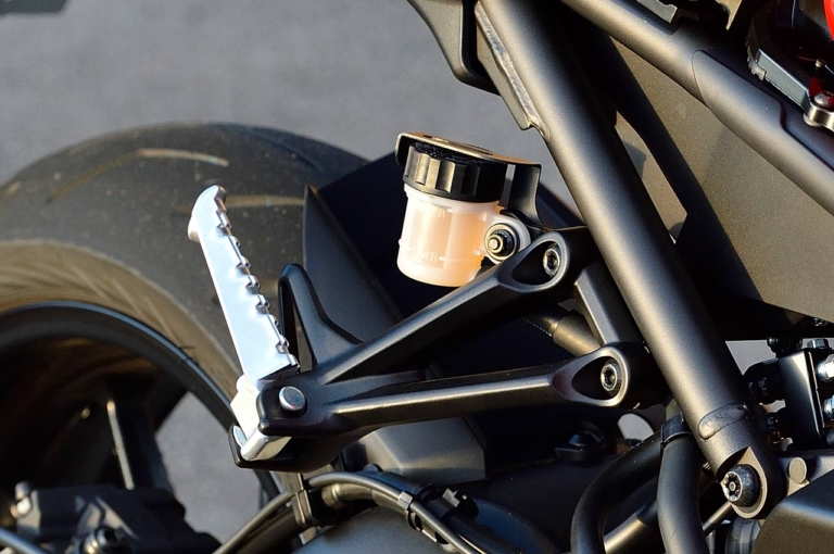 '20ヤマハXSR900|タンデムステップ|専用装備で戦闘力増! 新型ヤマハXSR900ディテール詳報〈エンジン&車体編〉