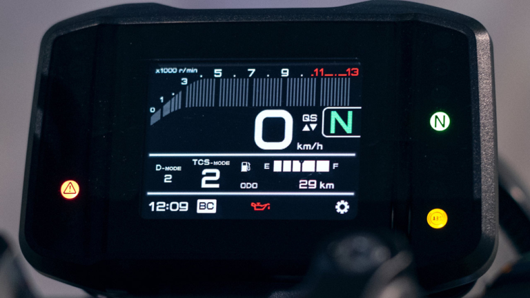 '22ヤマハXSR900|メーターパネル|専用装備で戦闘力増! 新型ヤマハXSR900ディテール詳報〈エンジン&車体編〉