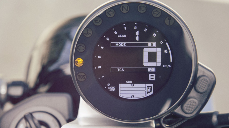 '20ヤマハXSR900|メーターパネル|専用装備で戦闘力増! 新型ヤマハXSR900ディテール詳報〈エンジン&車体編〉