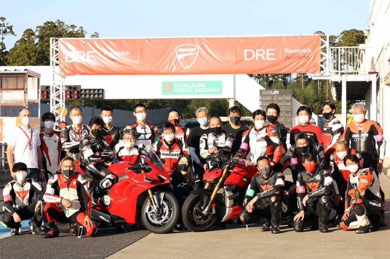 ドゥカティライディングエクスペリエンス|レーストラックアカデミー|集合写真|ドゥカティ主催ライディングレッスン「DREレーストラックアカデミー」体験レポート