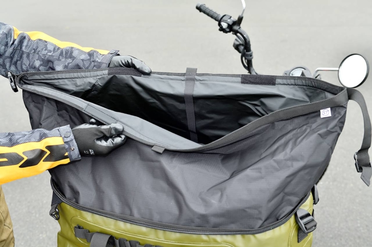 ALT:カブハウス ストリームトレイルバッグ55L CT125用|防水性能|ストリームトレイル×カブハウスのコラボ防水バッグ試用インプレ【オリジナルカラー&大容量55L】