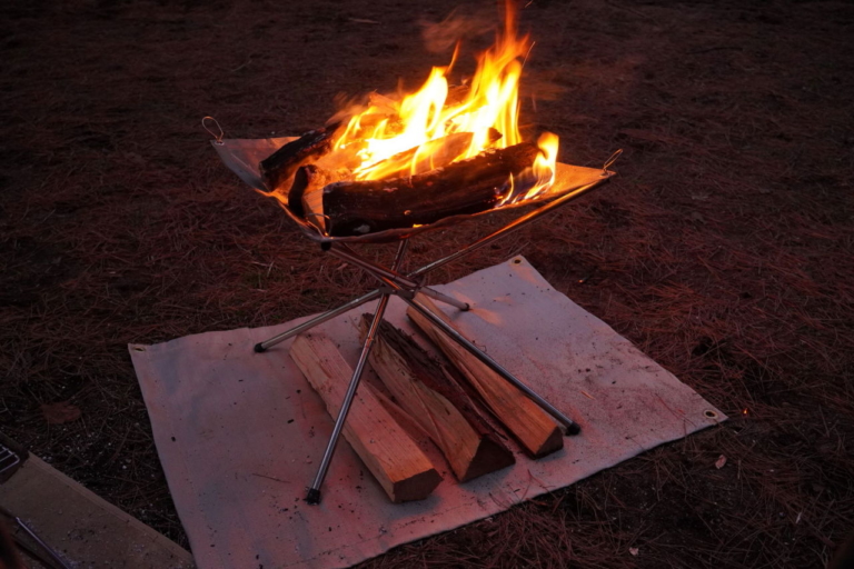 ワークマン|キャンプ|焚き火|【ワークマン・キャンプ用品】焚き火用アイテムが全部揃う! 焦げないウエアはやっぱり安心