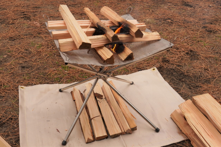 ワークマン|キャンプ|焚き火|【ワークマン・キャンプ用品】焚き火用アイテムが全部揃う! 焦げないウエアはやっぱり安心