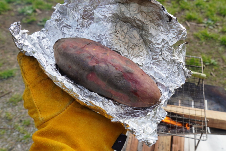 ワークマン|キャンプ|焚き火|【ワークマン・キャンプ用品】焚き火用アイテムが全部揃う! 焦げないウエアはやっぱり安心