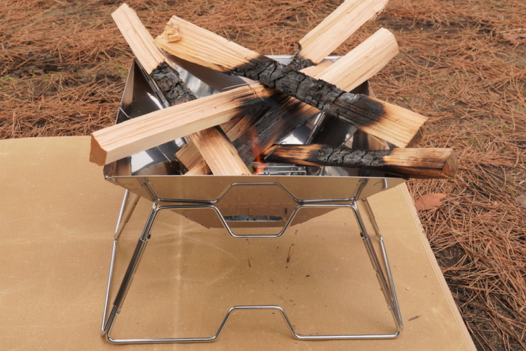 ワークマン|キャンプ|焚き火|【ワークマン・キャンプ用品】焚き火用アイテムが全部揃う! 焦げないウエアはやっぱり安心