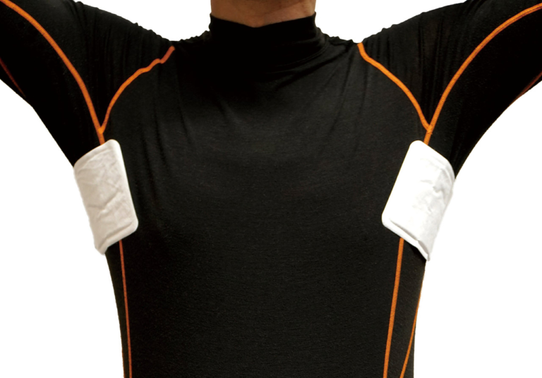 使い捨てカイロ|貼り方|冬装備|ワキの下|極寒ツーリングを乗り切る“使い捨てカイロ”の効果的な貼り方