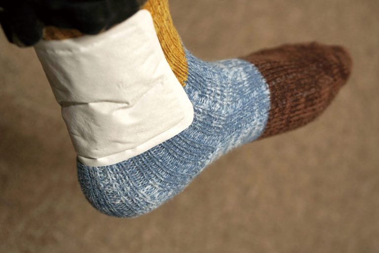 使い捨てカイロ|貼り方|冬装備|足首|極寒ツーリングを乗り切る“使い捨てカイロ”の効果的な貼り方