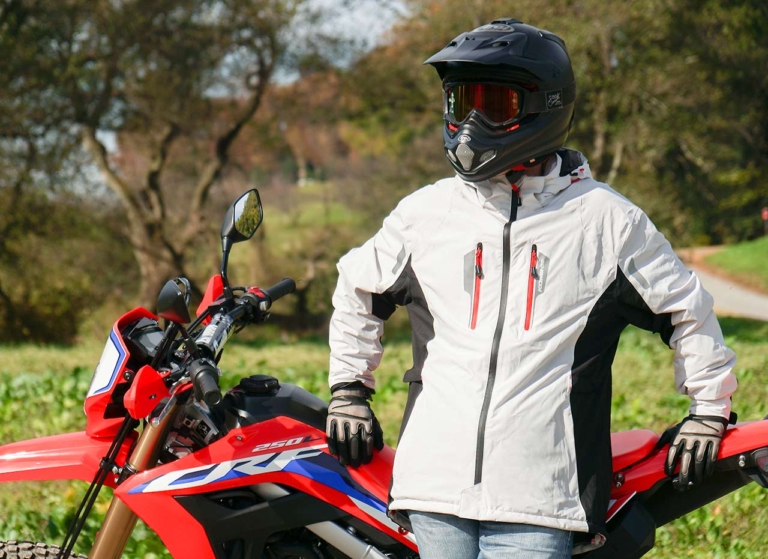 ウインタージャケット|林道ツーリング|コミネ|JK-620 ストレッチャブルポップアップ WP OVER JKT|最旬ウインタージャケットコレクション〈後編〉動きやすい防寒ウエアで冬の林道へ!!