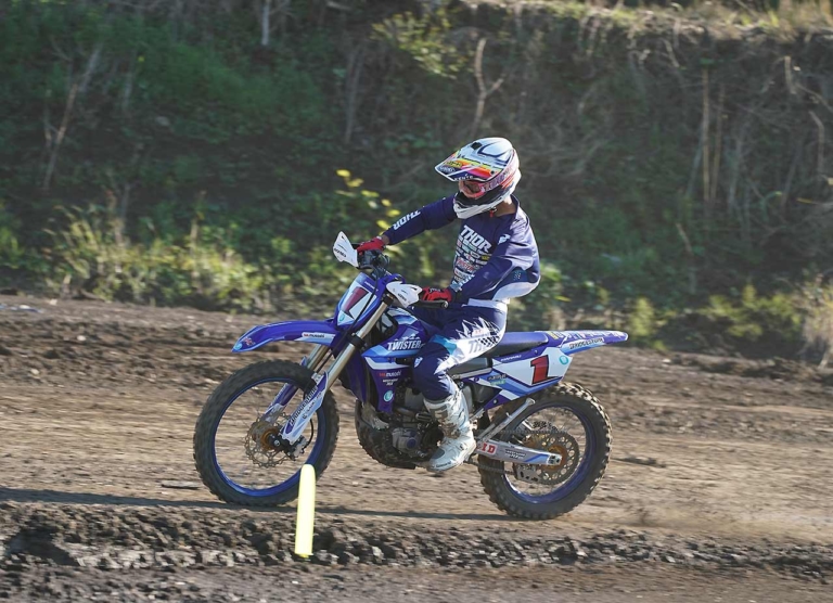 ダートトラック|オーバル|V字ライン|YZ250FX|スライドコントロールが驚くほど身につく!!〈渡辺学のオフロードライディング指南〉