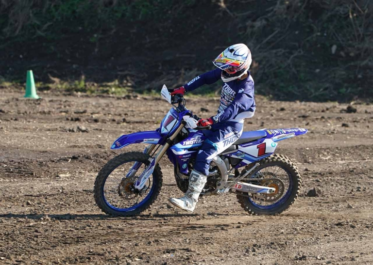 ダートトラック|オーバル|V字ライン|YZ250FX|スライドコントロールが驚くほど身につく!!〈渡辺学のオフロードライディング指南〉