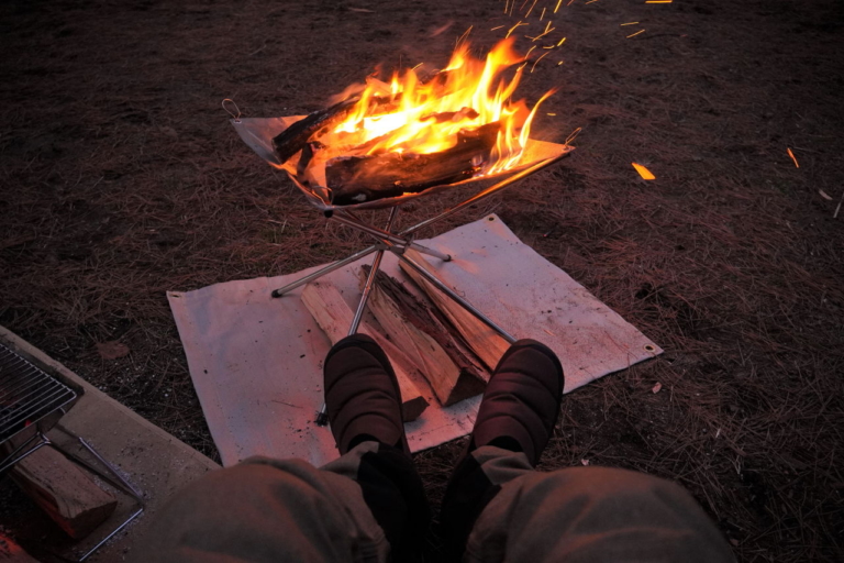 ワークマン|キャンプ|焚き火|【ワークマン・キャンプ用品】焚き火用アイテムが全部揃う! 焦げないウエアはやっぱり安心