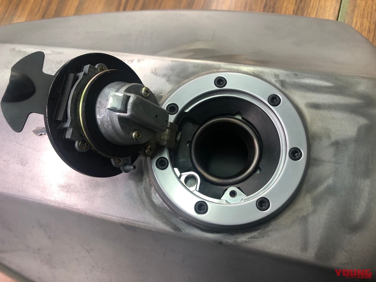 ドレミコレクション|GPz900R|燃料タンク|【ニンジャオーナー感激!】ドレミコレクションがGPz900R用の燃料タンクを復刻して販売開始