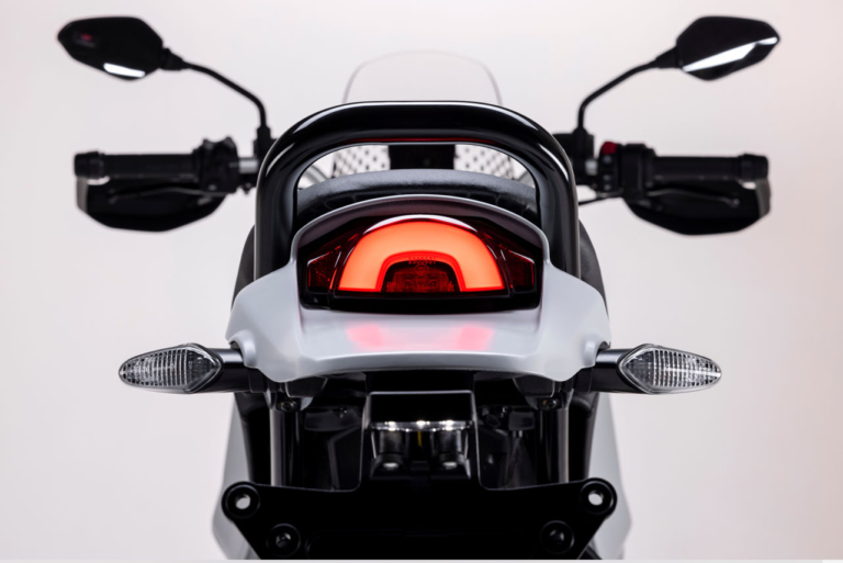 ドゥカティ・デザート・エックス テールランプ|ドゥカティが本格アドベンチャー「デザートX」を発表! エンジンは水冷Lツイン