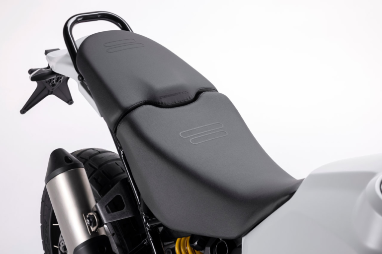 ドゥカティ・デザート・エックス シート|ドゥカティが本格アドベンチャー「デザートX」を発表! エンジンは水冷Lツイン