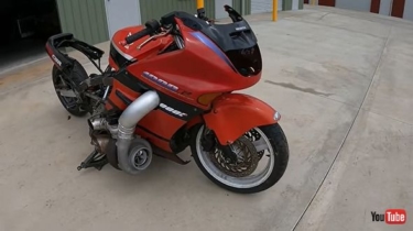 またがれるのか…? ホンダCBR1000Fにオデッセイの自動車用エンジンを移植した魔改造バイク爆誕