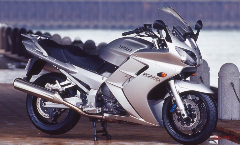 ヤマハ初代FJR1300（2001年）詳細解説 「長距離高速移動の本場・ヨーロッパを納得させた実力派ツアラー」│WEBヤングマシン｜新車バイクニュース