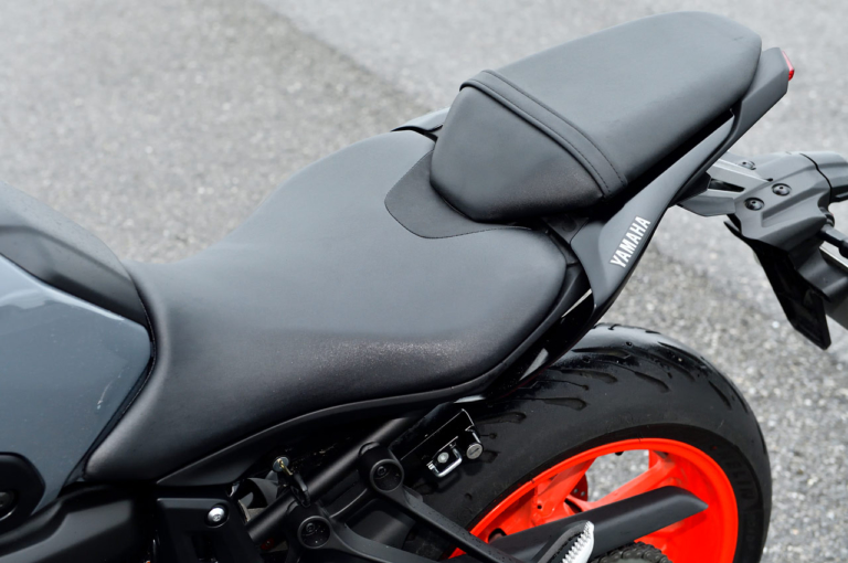 ヤマハMT-07ABS|シート|ヤマハMT-07試乗インプレッション【ユーロ5適合の新型、秀逸なバランスは健在】