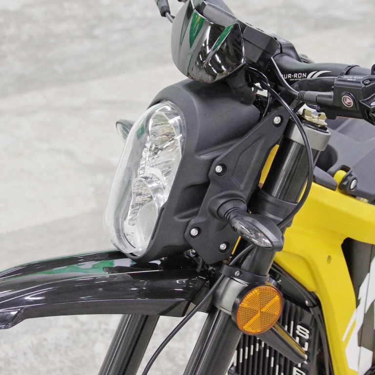 電動バイク|サーロン ライトビーL1e|灯火類|トリッキーな電動オフロードバイク「ライトビーL1e」試乗インプレッション【こんな電動オフ車を待っていた!】