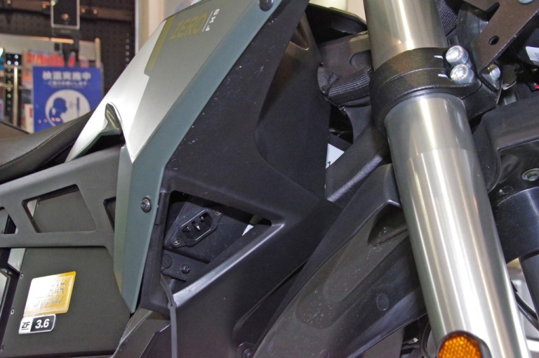 ジーム ゼロモーターサイクルズ FXS|プラグイン充電口|軽量&パワフルな電動モタード「ゼロモーターサイクルズ FXS」試乗インプレ【シティライドが楽しいバイク】