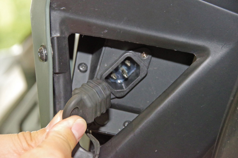 ジーム ゼロモーターサイクルズ FXS|プラグイン充電口|軽量&パワフルな電動モタード「ゼロモーターサイクルズ FXS」試乗インプレ【シティライドが楽しいバイク】