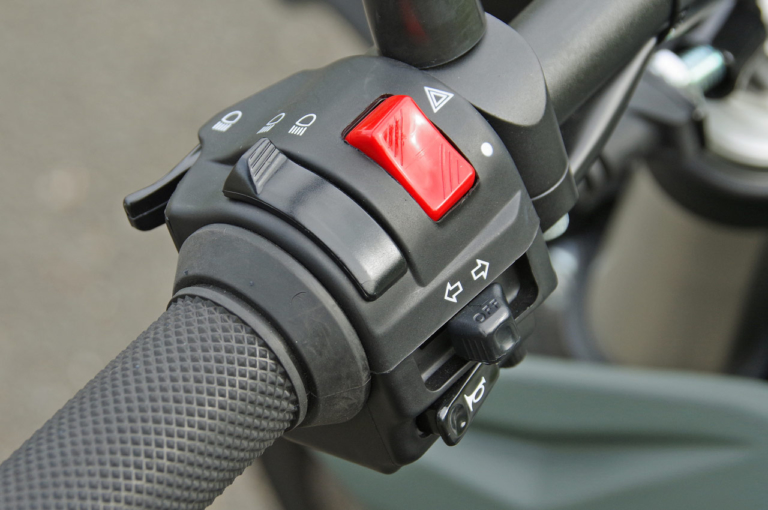 ジーム ゼロモーターサイクルズ FXS|スイッチ類|軽量&パワフルな電動モタード「ゼロモーターサイクルズ FXS」試乗インプレ【シティライドが楽しいバイク】