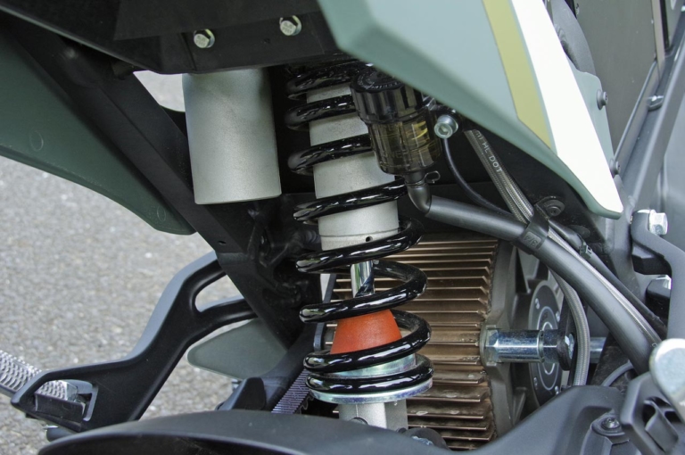 ゼロモーターサイクルズ FXS|サスペンション|軽量&パワフルな電動モタード「ゼロモーターサイクルズ FXS」試乗インプレ【シティライドが楽しいバイク】