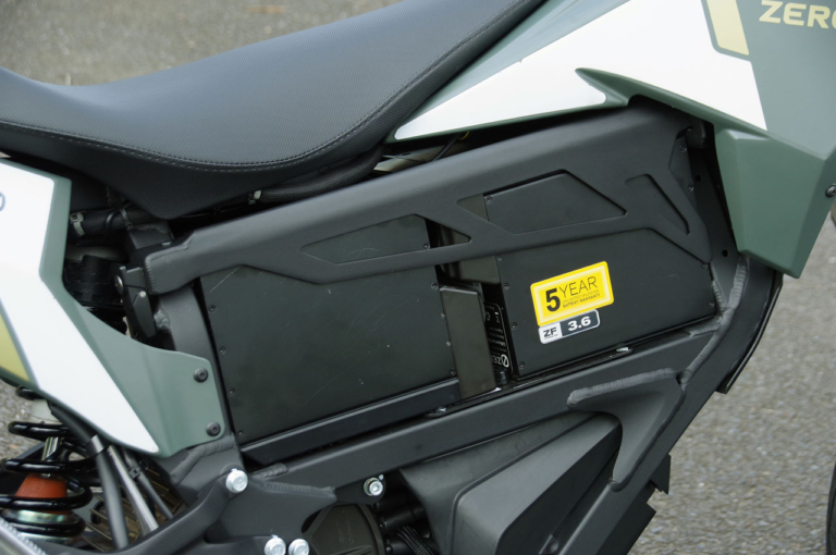 ジーム ゼロモーターサイクルズ FXS|バッテリー|軽量&パワフルな電動モタード「ゼロモーターサイクルズ FXS」試乗インプレ【シティライドが楽しいバイク】