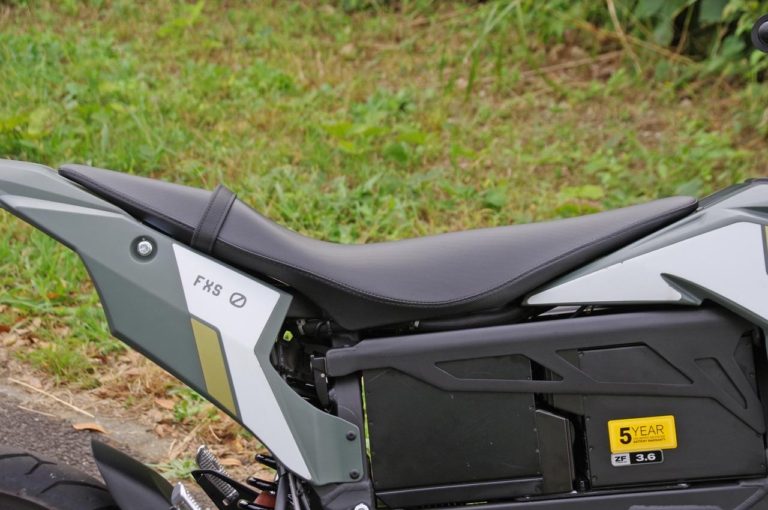 ジーム ゼロモーターサイクルズ FXS|シート|軽量&パワフルな電動モタード「ゼロモーターサイクルズ FXS」試乗インプレ【シティライドが楽しいバイク】