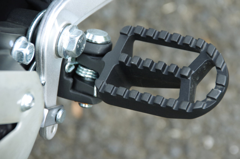 ジーム ゼロモーターサイクルズ FXS|フットペグ|軽量&パワフルな電動モタード「ゼロモーターサイクルズ FXS」試乗インプレ【シティライドが楽しいバイク】