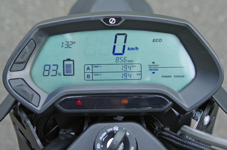 ジーム ゼロモーターサイクルズ FXS|メーター|軽量&パワフルな電動モタード「ゼロモーターサイクルズ FXS」試乗インプレ【シティライドが楽しいバイク】