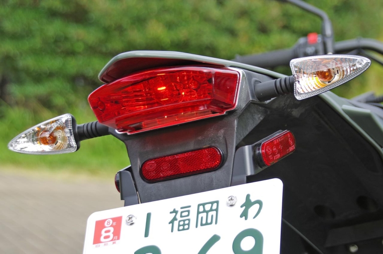 ジーム ゼロモーターサイクルズ FXS|テールランプ|軽量&パワフルな電動モタード「ゼロモーターサイクルズ FXS」試乗インプレ【シティライドが楽しいバイク】