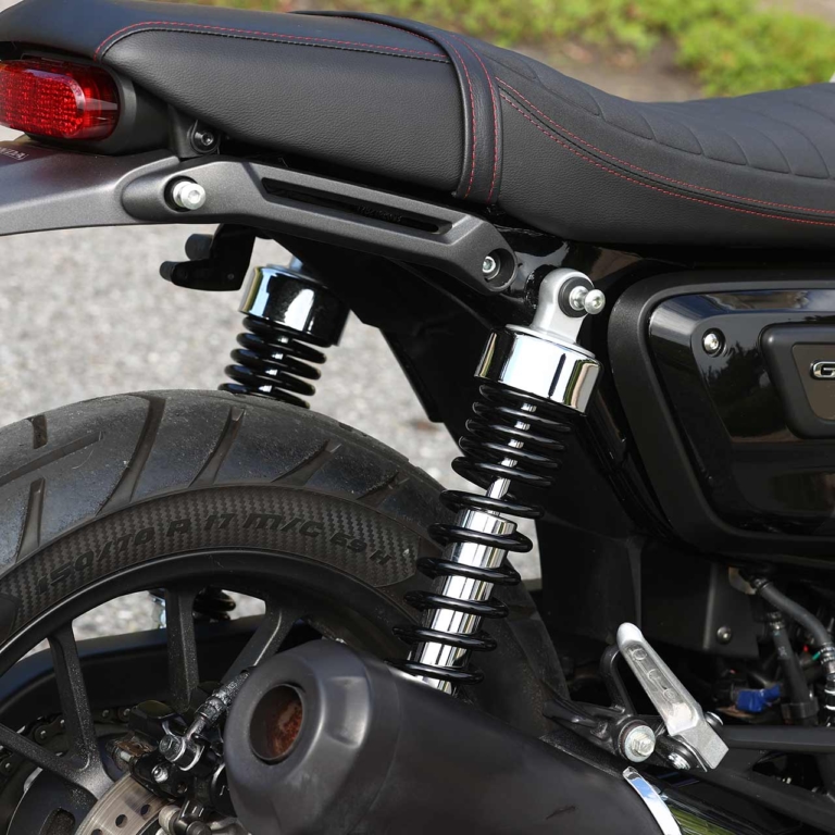 ホンダ GB350|リヤサスペンション|バイクを買うなら「足つき」に注目! そもそも足つきとは? その重要性はいかに