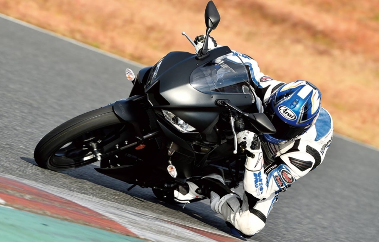 ヤマハ YZF-R25|アンダー100万円のヒジスリバイク! 新型ヤマハYZF-R7〈丸山浩の試乗インプレッション・サーキット編〉