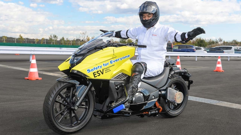 【ライディングアシスト2.0】手足を離しても倒れない! ホンダが低速の不安を消し去る「自立バイク」を研究中（115ページ目）