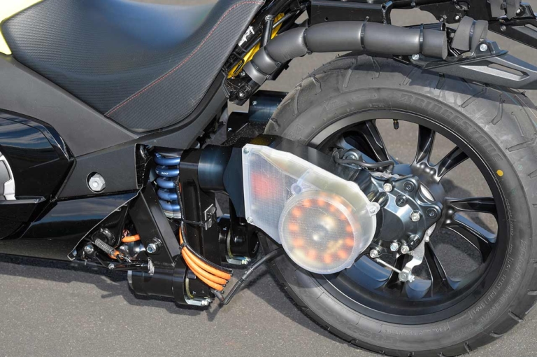 ホンダ ライディングアシスト2.0|リヤまわり|【ライディングアシスト2.0】手足を離しても倒れない! ホンダが低速の不安を消し去る「自立バイク」を研究中