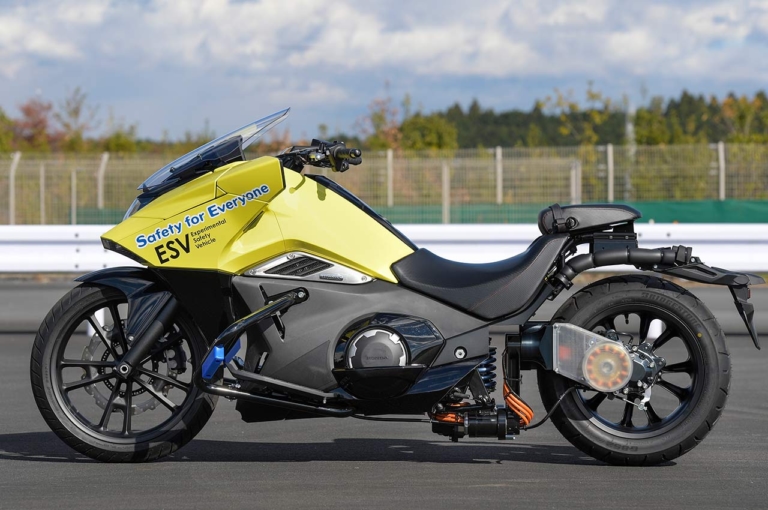 ホンダ ライディングアシスト2.0|【ライディングアシスト2.0】手足を離しても倒れない! ホンダが低速の不安を消し去る「自立バイク」を研究中