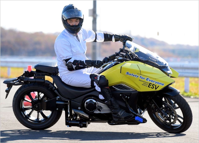 ホンダ ライディングアシスト2.0|フロント|【ライディングアシスト2.0】手足を離しても倒れない! ホンダが低速の不安を消し去る「自立バイク」を研究中
