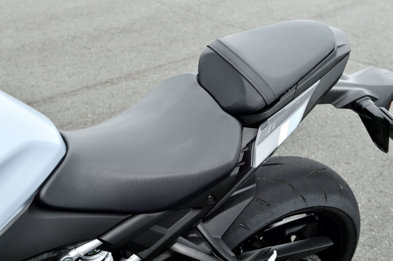 ‘21 スズキ GSX-S1000|シート|スズキ GSX-S1000試乗インプレッション【価格アップも納得。扱いやすく進化】
