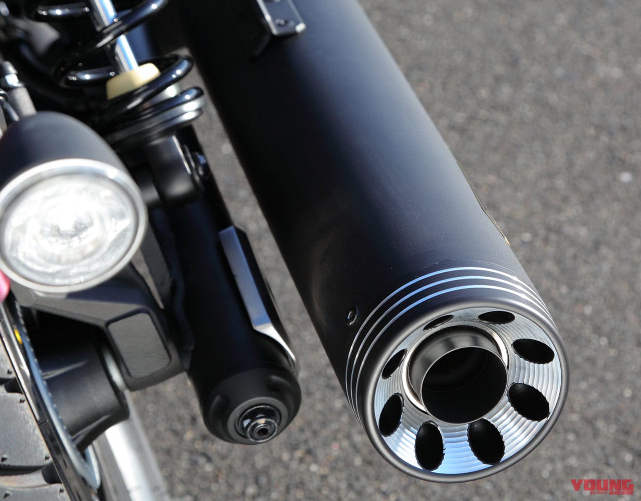 |レブル1100の力強さがさらにアップ! フラットかつ低く構えたスリムなサイレンサー〈アールズギア〉