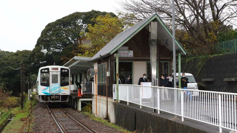 天竜浜名湖鉄道KATANA駅|フルーツパーク駅|スズキ本社のお膝元・浜松に「KATANA駅」誕生【除幕式には鈴木社長の姿も】