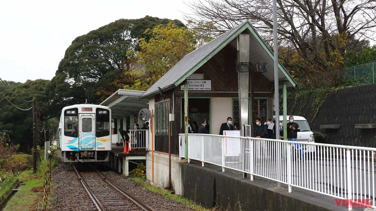 |スズキ本社のお膝元・浜松に「KATANA駅」誕生【除幕式には鈴木社長の姿も】