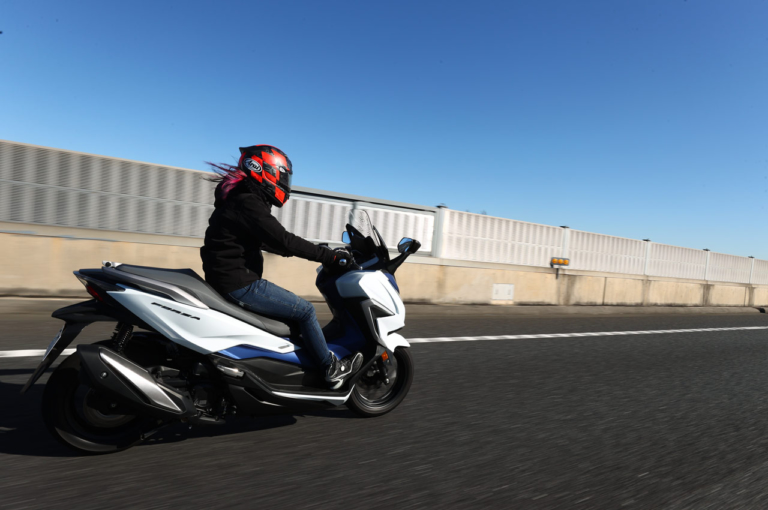 岡崎静夏のホンダ フォルツァ試乗インプレ こんな世界もあったんだ 走りが楽しめるスクーター Webヤングマシン 新車バイクニュース 岡崎静夏のホンダ フォルツァ試乗インプレ こんな世界もあったんだ 走りが楽しめるスクーター Webヤングマシン 新車バイクニュース